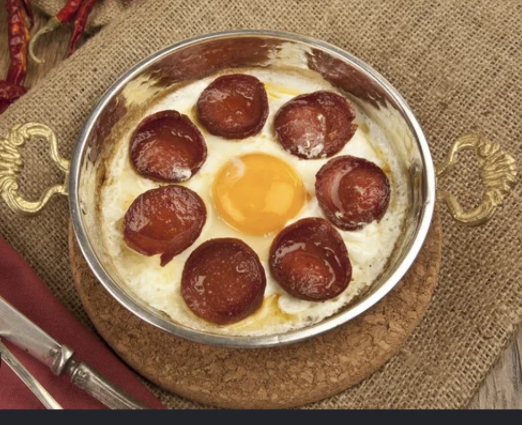TAVADA SUCUKLU YUMURTA